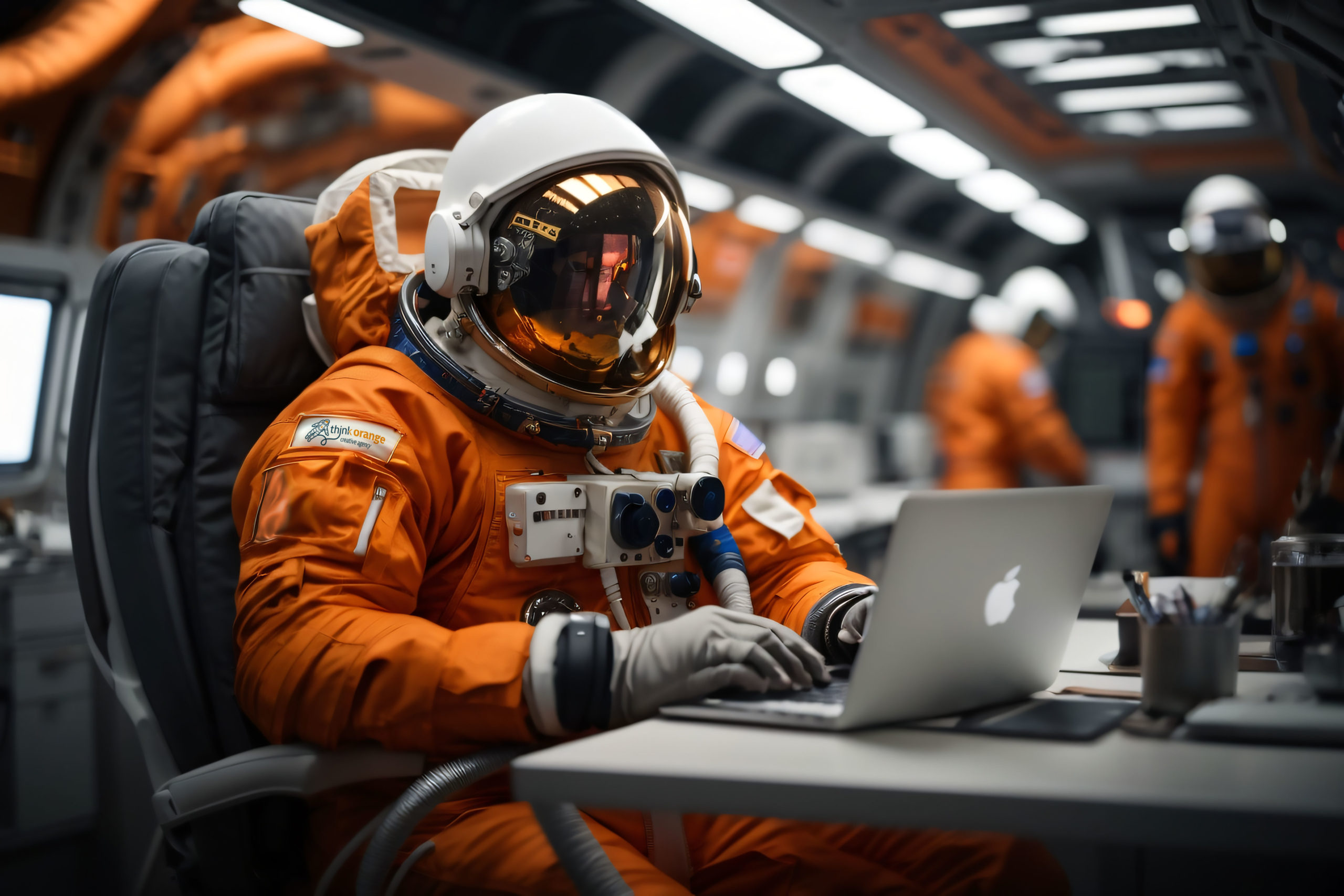 Astronaut in einem orangenen Anzug im Büro, arbeitet am MacBook